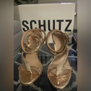Metallic Gold Schultz size 7
